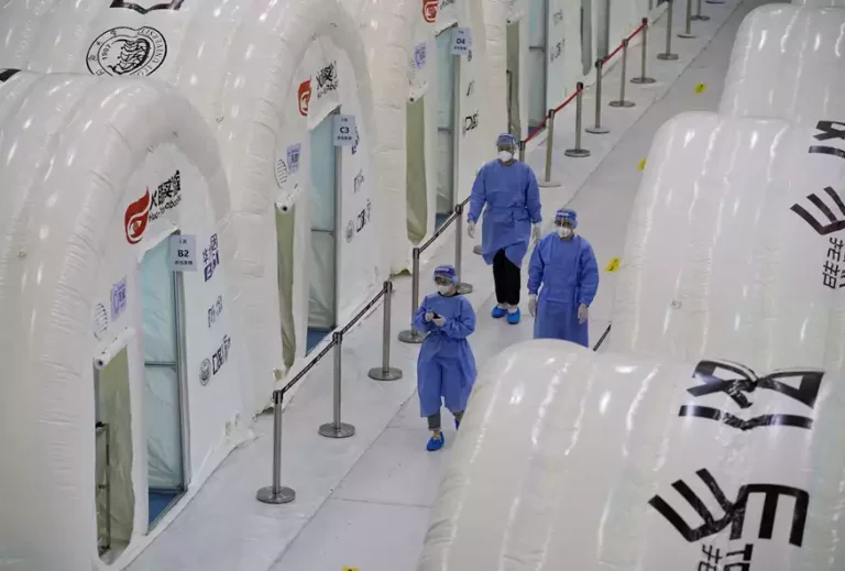 Νέα αποκάλυψη: Οι πρώτοι ασθενείς με κορονοϊό ήταν τρεις επιστήμονες του εργαστηρίου στη Γουχάν