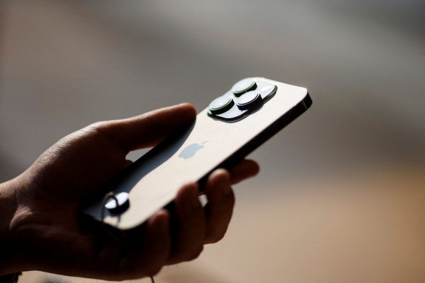 Η Ρωσία κατηγορεί τις ΗΠΑ για κατασκοπεία μέσω συσκευών Apple