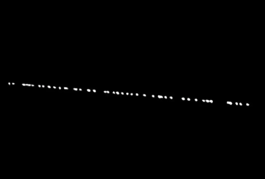 Δεν ήρθαν τα… UFO στην Εύβοια: Τα παράξενα φώτα στον ουρανό ήταν δορυφόροι του Μασκ