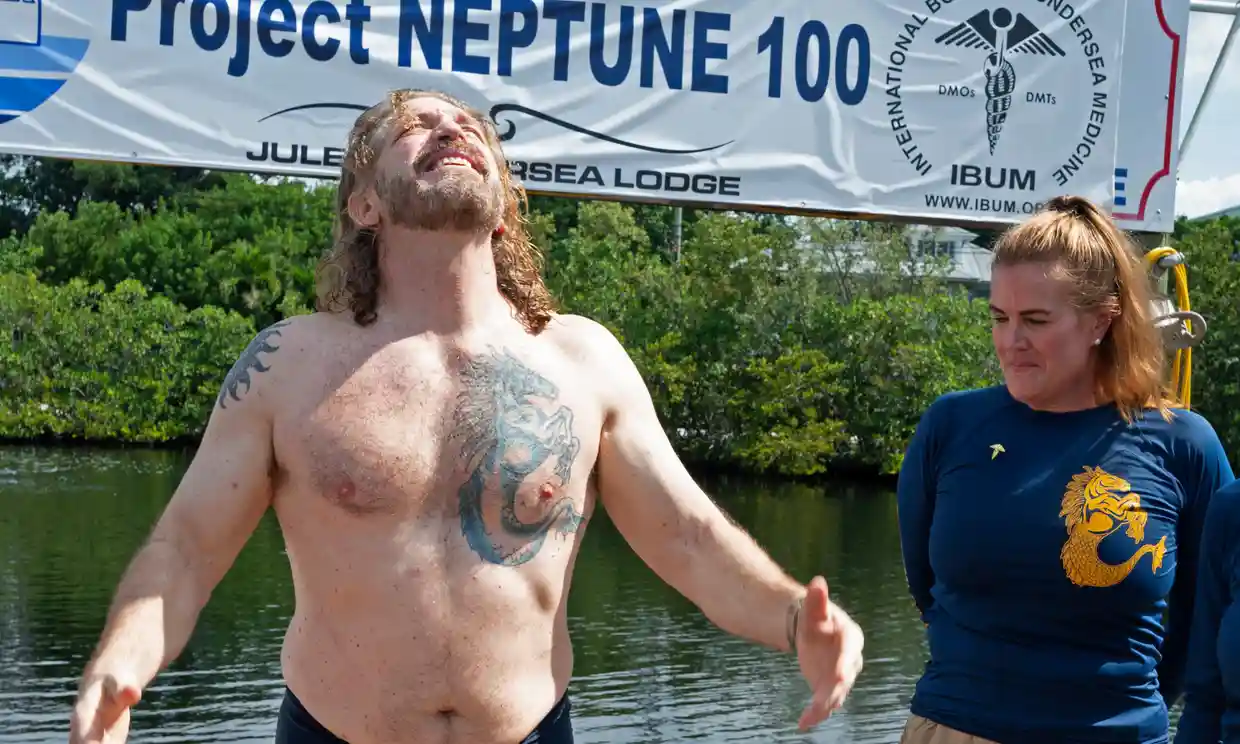 Στην επιφάνεια ο πραγματικός «Aquaman»: Έζησε 100 ημέρες κάτω από το νερό