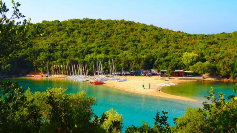 Μπέλλα Βράκα: Η παραλία «καρτ ποστάλ» στα Σύβοτα