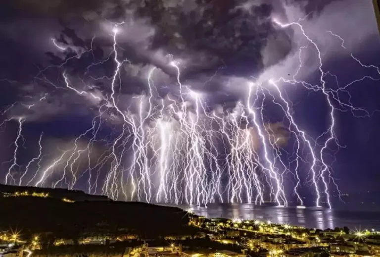 Εντυπωσιακή time-lapse από την Τουρκία: Περισσότεροι από 100 κεραυνοί έπεσαν σε πενήντα λεπτά
