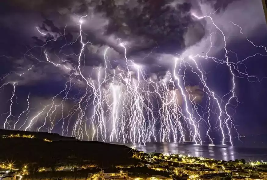 Εντυπωσιακή time-lapse από την Τουρκία: Περισσότεροι από 100 κεραυνοί έπεσαν σε πενήντα λεπτά