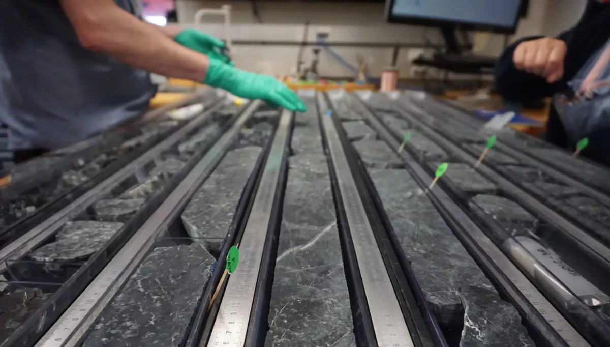 Επιστήμονες εξάγουν ένα χιλιόμετρο πετρώματος από τον μανδύα της Γης σε μια πρωτόγνωρη αποστολή