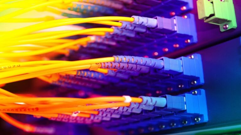 Mega επενδύσεις άνω των 6 δισ. ευρώ για οπτικές ίνες