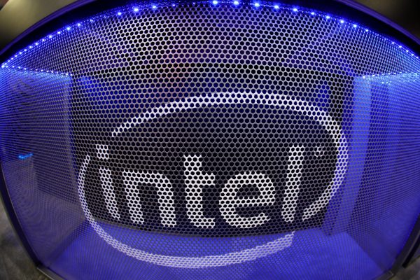 Η Tesla δεν χτίζει δικό της εργοστάσιο chips — η Intel αναλαμβάνει