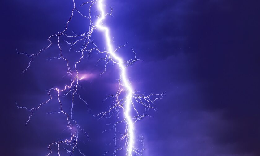 Μαϊάμι: Βίντεο από τη στιγμή που κεραυνός χτυπάει ουρανοξύστη