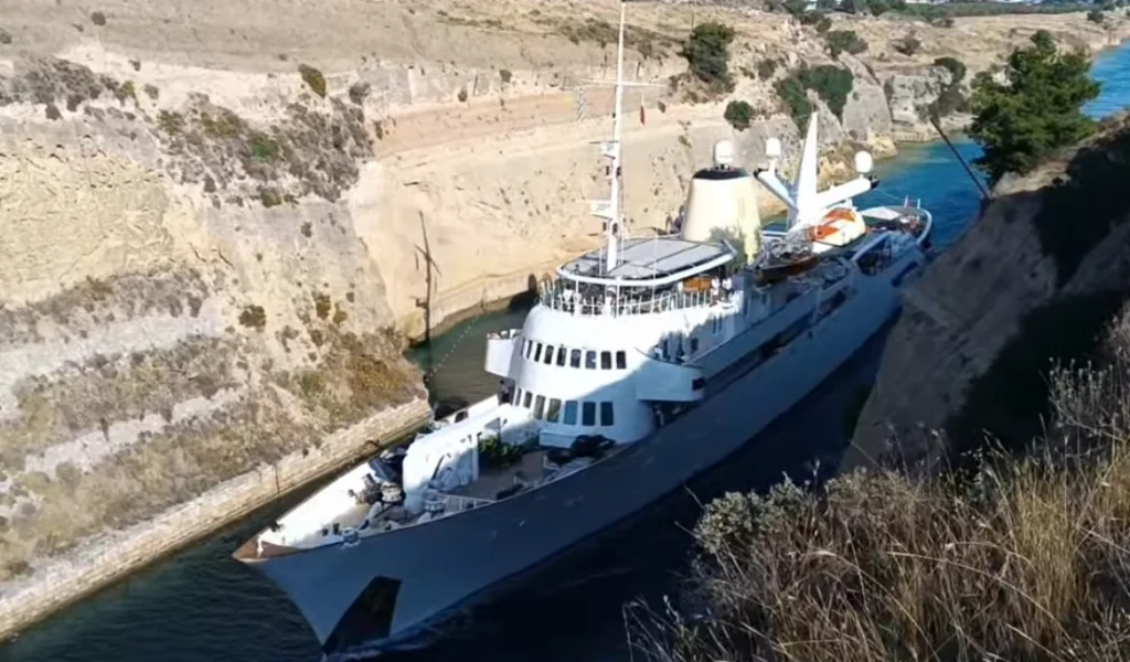 Η θαλαμηγός Christina O περνά τη Διώρυγα Κορίνθου (video)