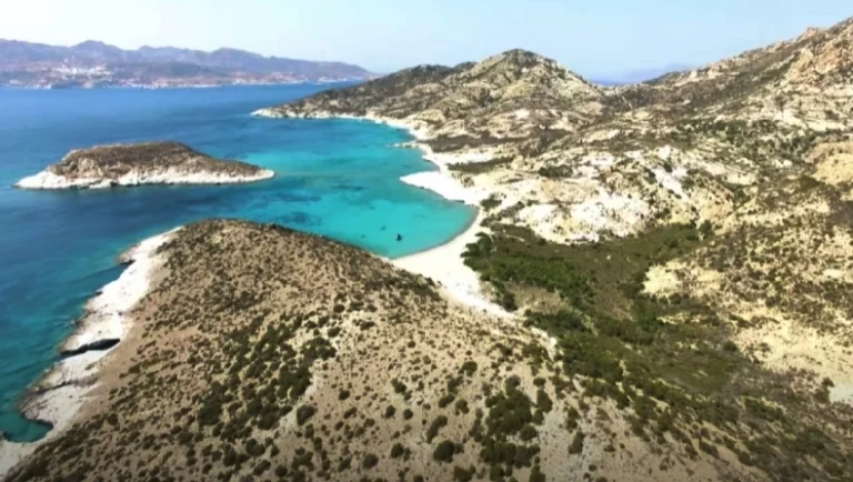 Πολύαιγος: Το μεγαλύτερο ακατοίκητο νησί με τις ανεξερεύνητες παραλίες