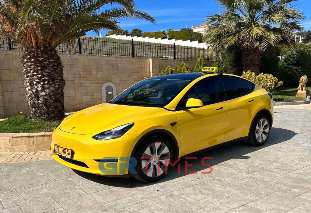 Τα ταξί Tesla κυκλοφορούν στην Αθήνα και… μαγνητίζουν
