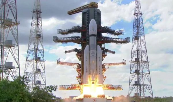 Σελήνη: Ιστορική μέρα για την Ινδία με την εκτόξευση αποστολής στο νότιο πόλο του φεγγαριού