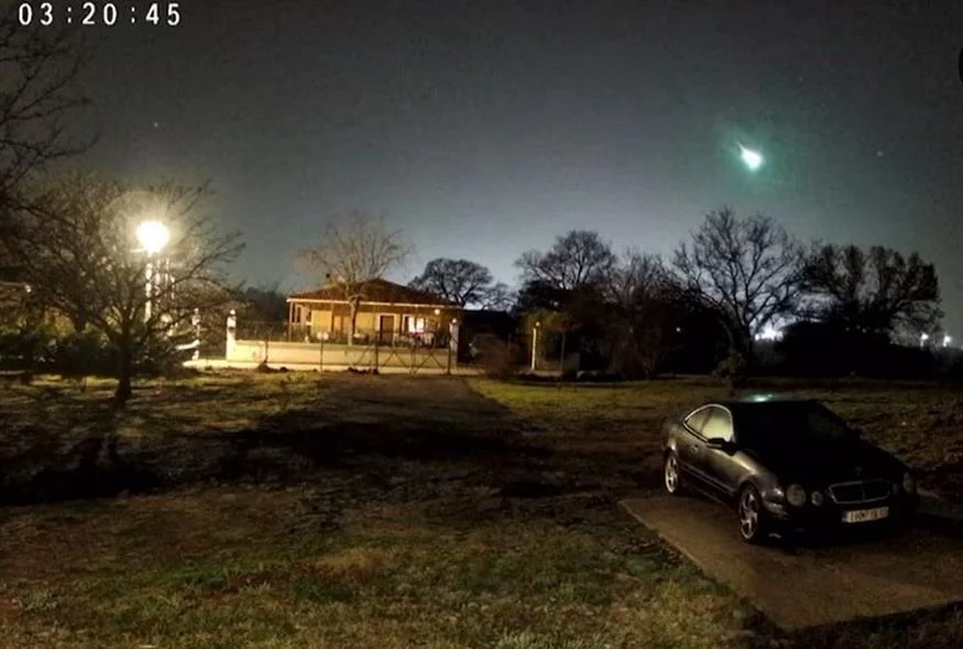 Βίντεο: Μετέωρο πέρασε πάνω από την Αθήνα και πρασίνισε τον ουρανό