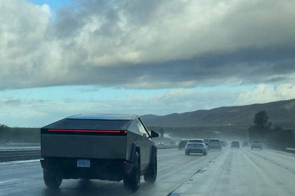 Ίλον Μασκ: Τα αυτοκίνητά του αντέχουν τις σφαίρες, αλλά όχι τη σκουριά