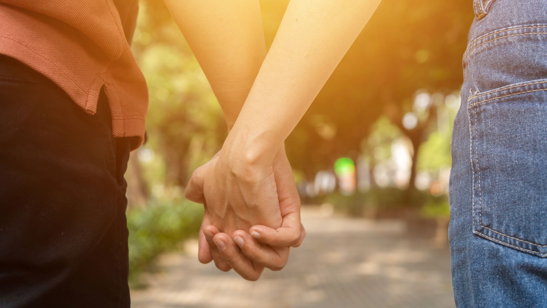 Γιατί κρατιόμαστε χέρι χέρι; Η επιστήμη εξηγεί