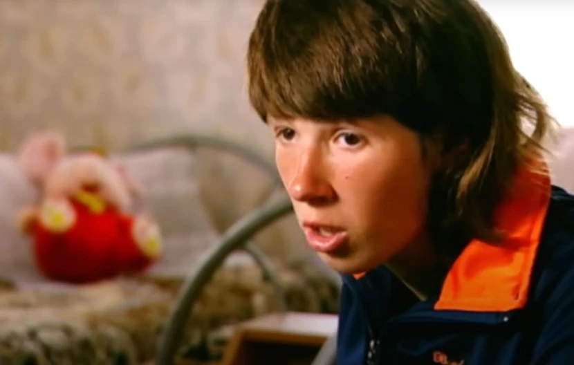 Μεγάλωσε με αδέσποτα σκυλιά από 3 ετών – Η ιστορία της γυναίκας που έμαθε να γαβγίζει και να περπατά στα 4