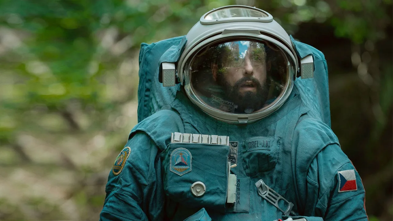 Στο “Spaceman” του Netflix ο Adam Sandler λάμπει ως κοσμοναύτης σε κρίση