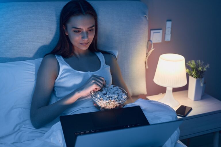 Social media: Τι είναι το φαινόμενο «popcorn brain» και πώς να το αντιμετωπίσετε