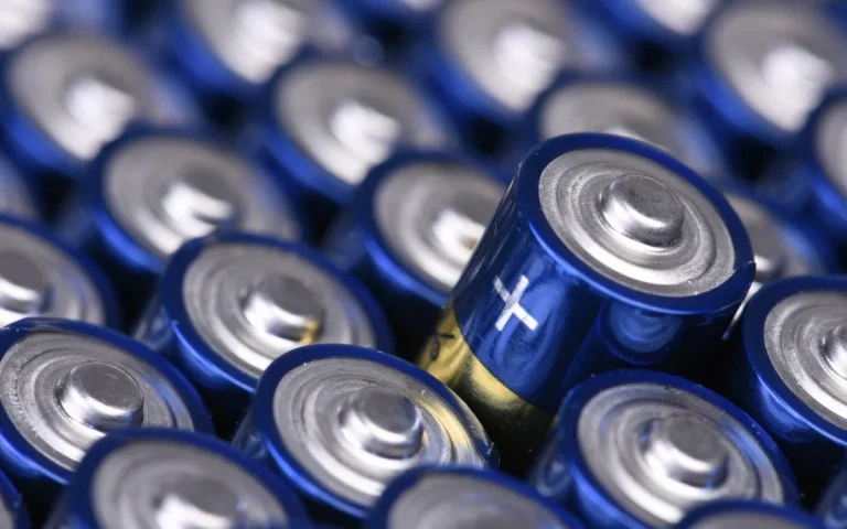 Γιατί καταρρέει η τιμή του λιθίου και κλείνουν τα ορυχεία