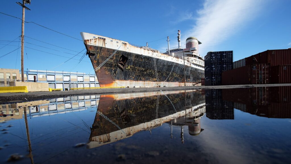 Το ταχύτερο υπερωκεάνιο που διέσχισε τον Ατλαντικό αντιμέτωπο με… έξωση