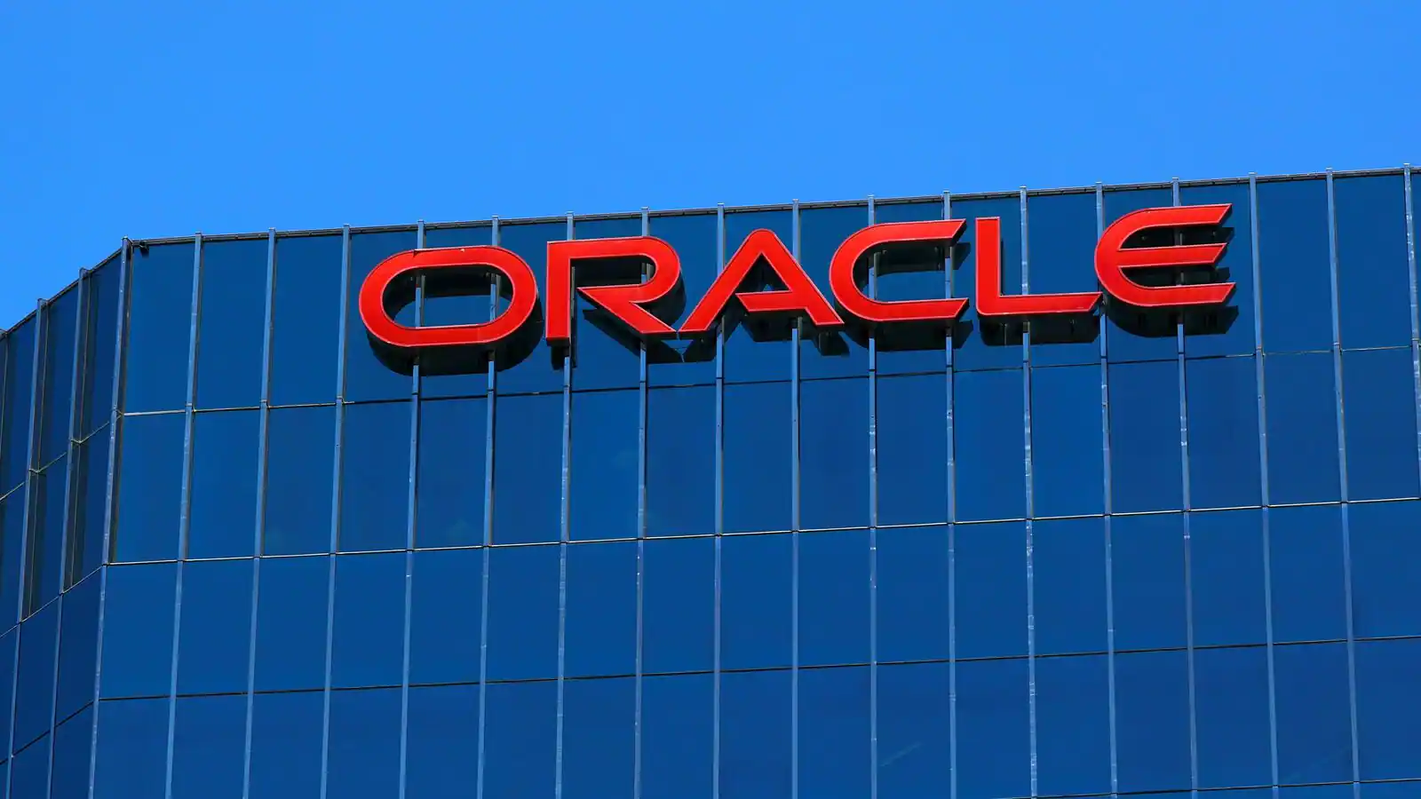 Η Oracle απολύει εργαζόμενους με email στις 6 το πρωί για να χρηματοδοτήσει την AI επέκτασή της