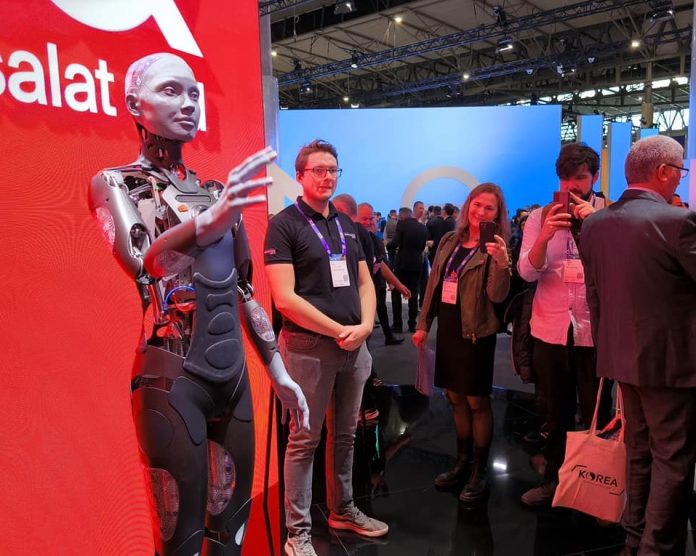 Ameca: Ρομπότ με GPT4 σκέφτεται και συνομιλεί με επισκέπτες της MWC 2024