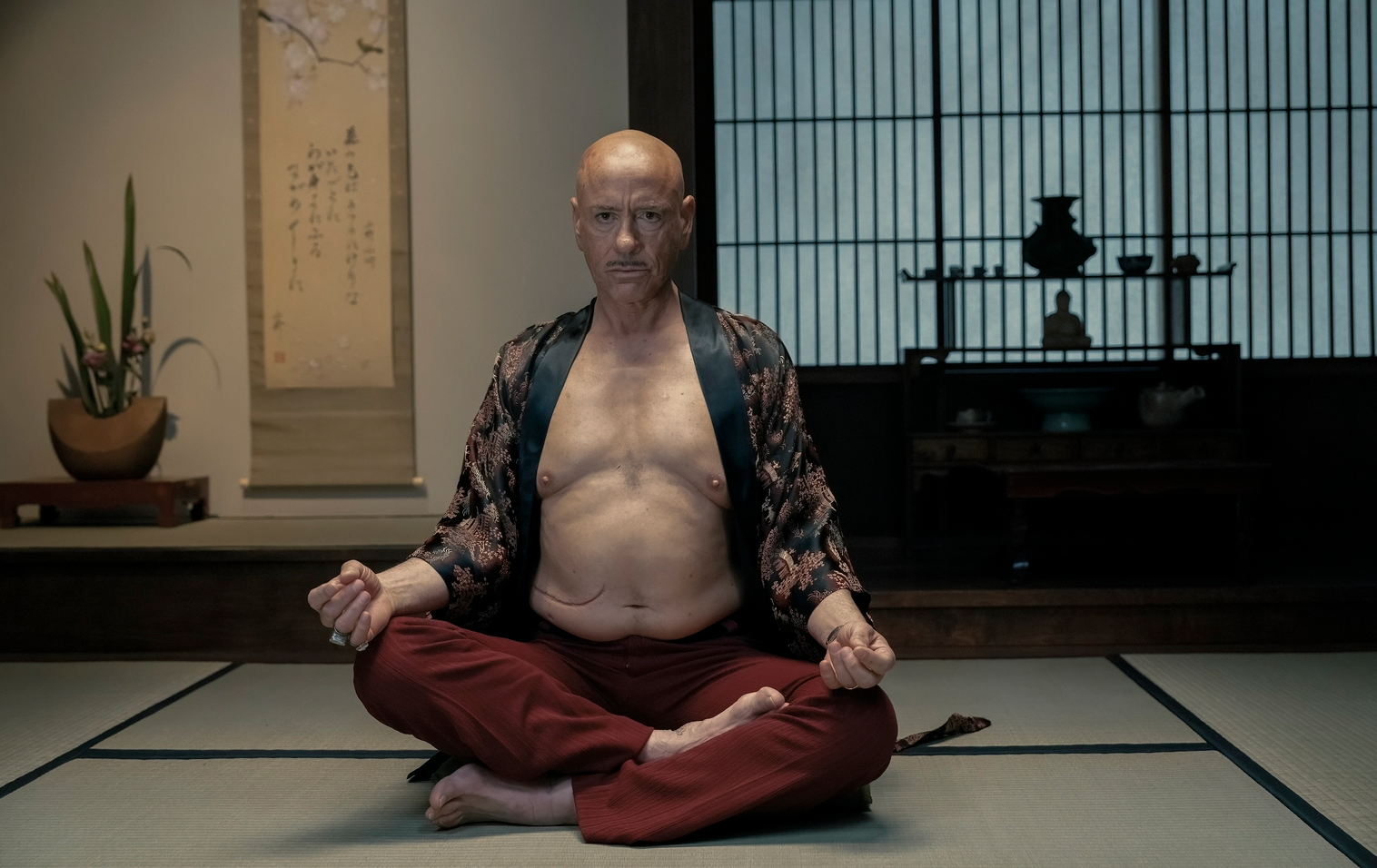 The Sympathizer: Η σειρά του HBO όπου ο Robert Downey Jr. επιδεικνύει το υποκριτικό του μεγαλείο