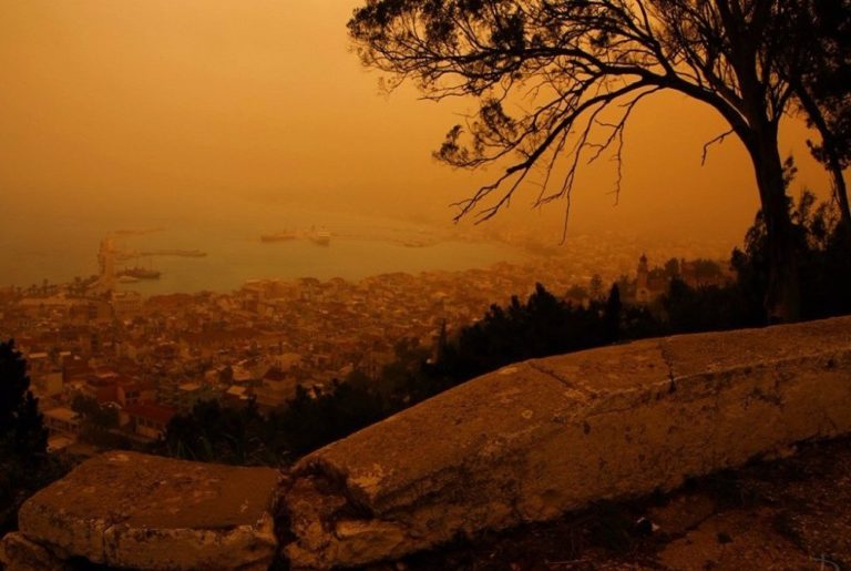 Αφρικανική σκόνη και υψηλές θερμοκρασίες: Tο επικίνδυνο «κοκτέιλ» για ευπαθείς ομάδες