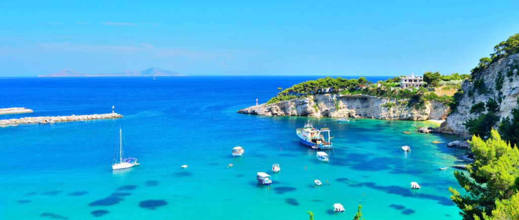 Le Figaro: Το νησί που βρίσκεται στην κορυφή των εναλλακτικών προορισμών της Ελλάδας για το 2024