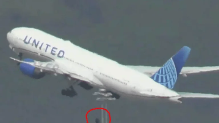Βίντεο: Boeing 777 χάνει τροχό εν ώρα πτήσης και αναγκάζεται σε προσγείωση