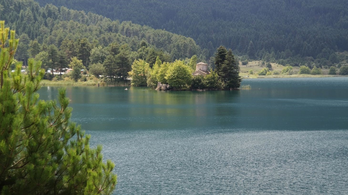 Λίμνη Δόξα: Ο «παράδεισος» της Κορινθίας βγαλμένος από πίνακα ζωγραφικής