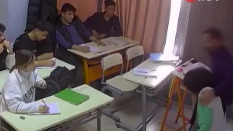 Η στιγμή που καθηγητής σώζει μαθήτρια από βέβαιο πνιγμό με τη λαβή Χάιμλιχ