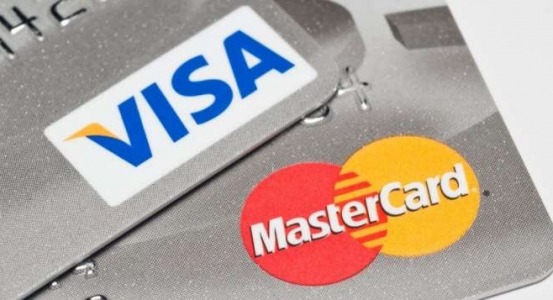 ΗΠΑ: Visa και Mastercard μειώνουν τις διατραπεζικές χρεώσεις σε διακανονισμό ορόσημο