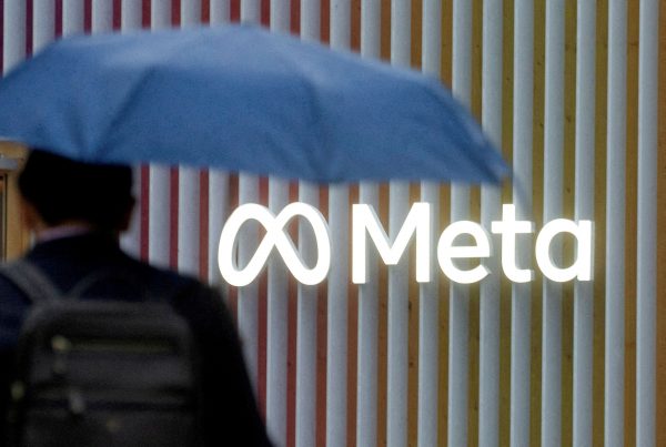 Κομισιόν: Ντιρεκτίβα προς τεχνολογικούς κολοσσούς – «Προστατέψτε μας από την παραπληροφόρηση»