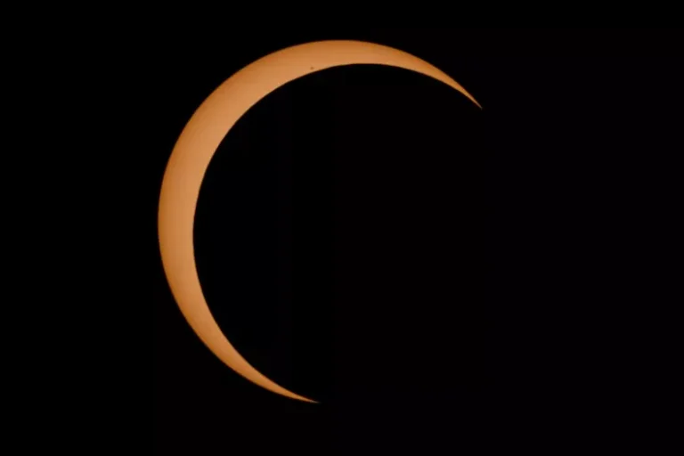 Η ολική ηλιακή έκλειψη του Απριλίου πυροδοτεί άγριες θεωρίες συνωμοσίας