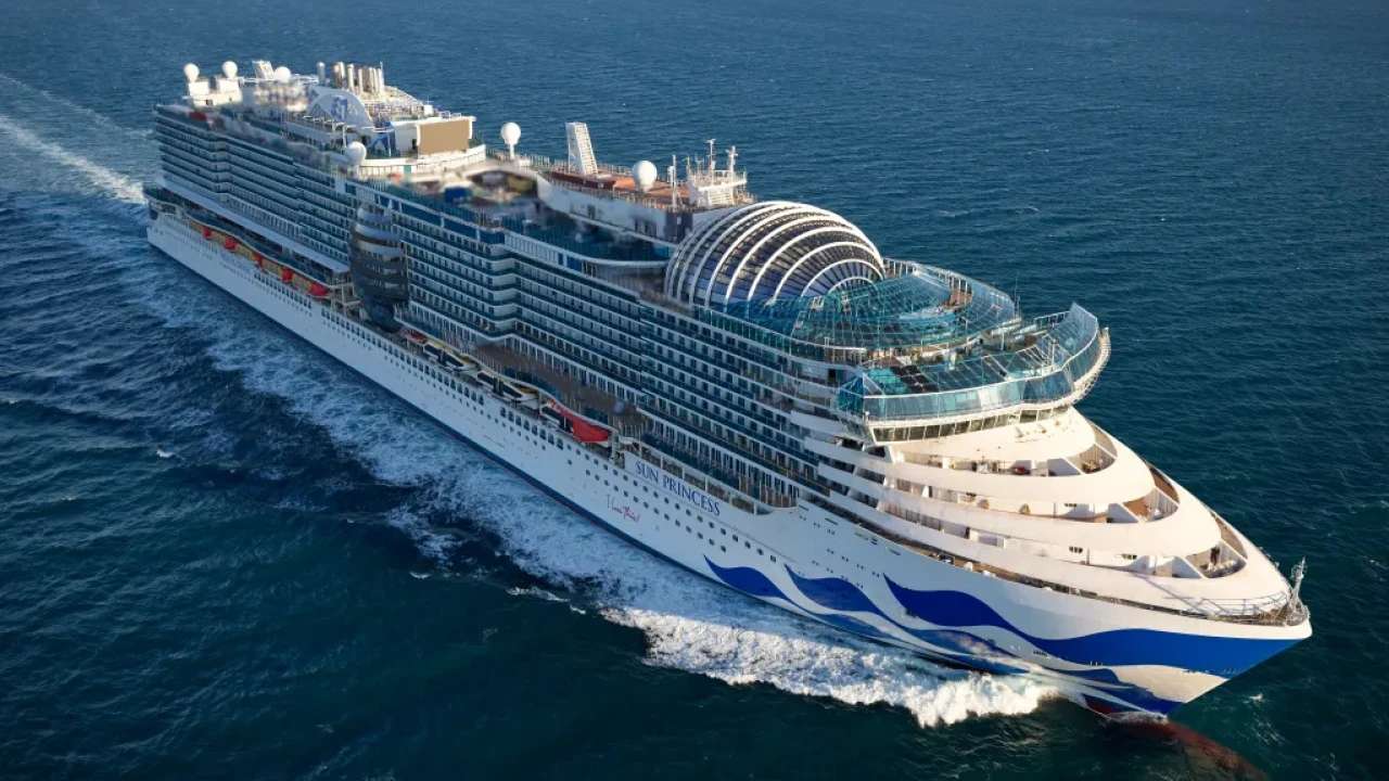 Χανιά: Το πολυτελέστατο κρουαζιερόπλοιο “Sun Princess” στο λιμάνι της Σούδας