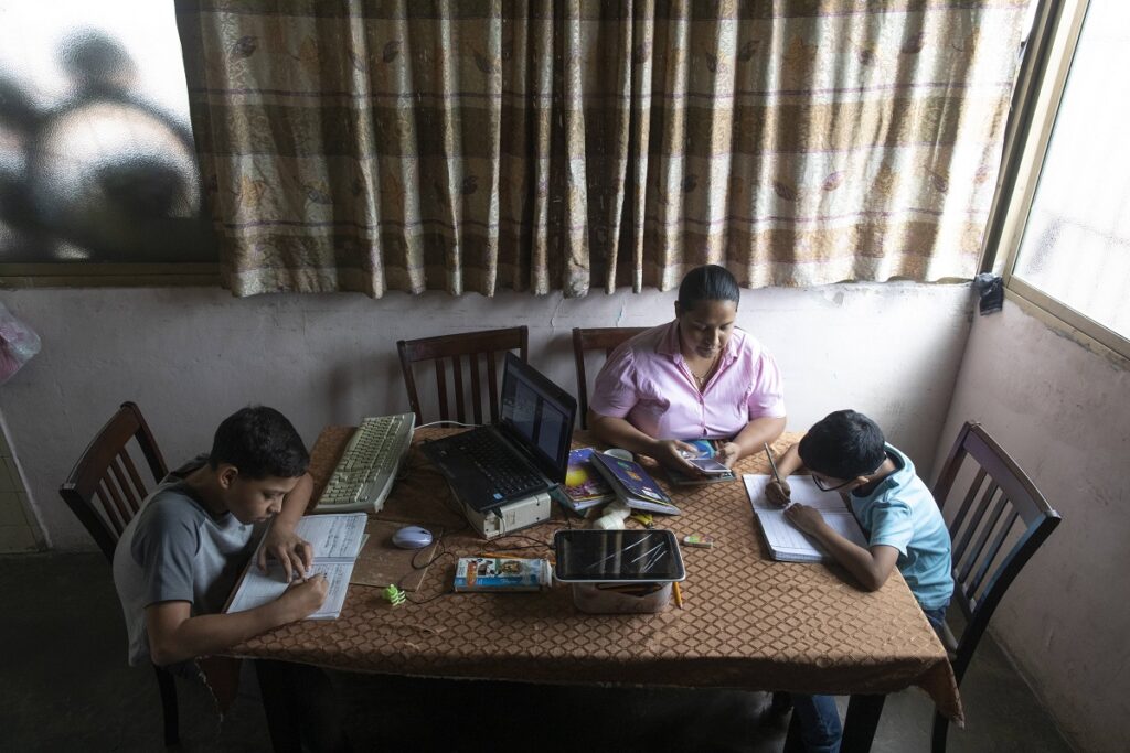 Μια σχολική τάξη με κρεβάτι, κουζίνα και καναπέ: Ένα σχολείο προωθεί την ένταξη με οικιακές εργασίες