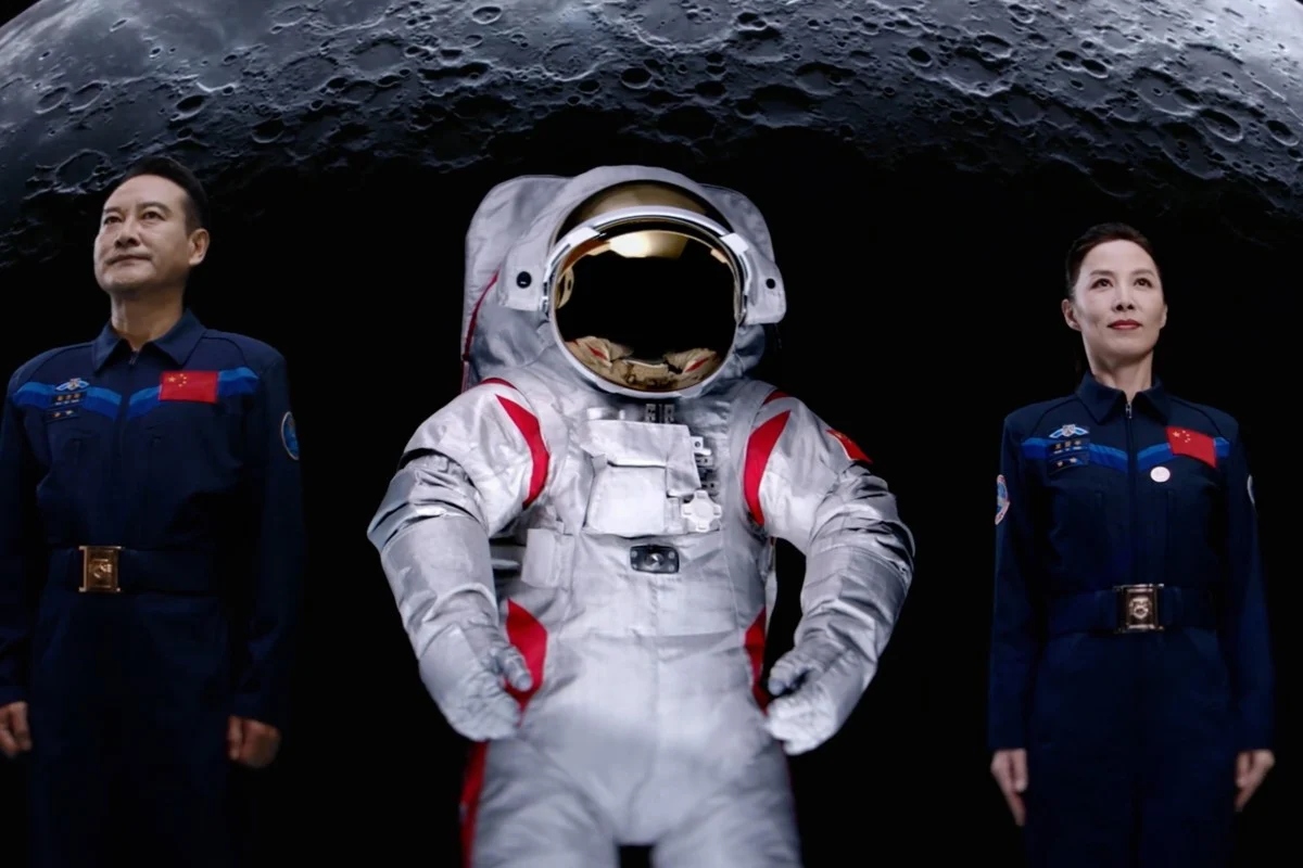 Η Κίνα παρουσίασε νέα διαστημική στολή για τις μελλοντικές επανδρωμένες πτήσεις στη Σελήνη