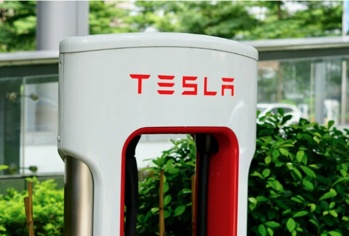 Σάλος με την Tesla στη Γερμανία: Διευθυντές επισκέπτονται εργαζόμενους στα σπίτια τους για να τσεκάρουν τις αναρρωτικές