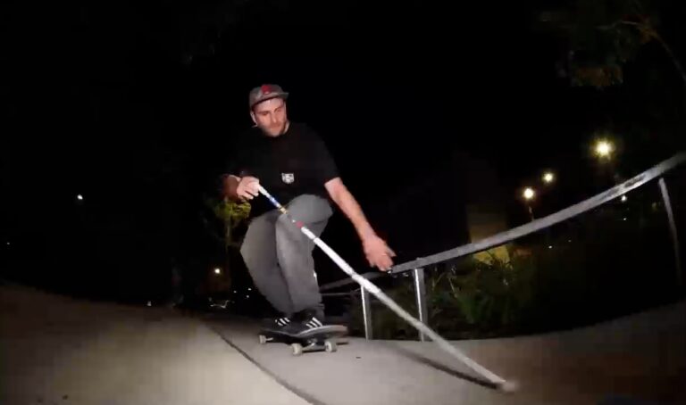 Πώς ένας τυφλός ταξιδεύει σε όλον τον κόσμο με το σκέιτ του