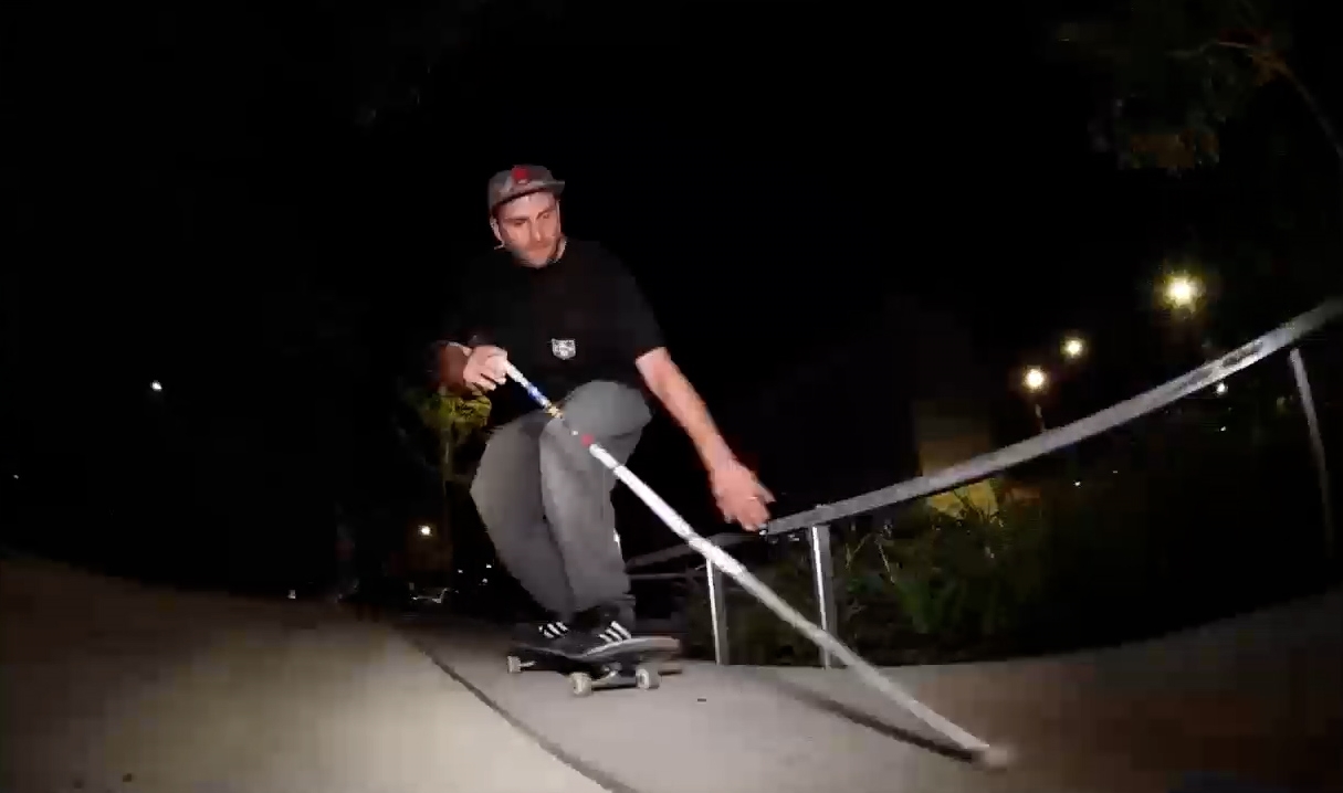 Πώς ένας τυφλός ταξιδεύει σε όλον τον κόσμο με το σκέιτ του