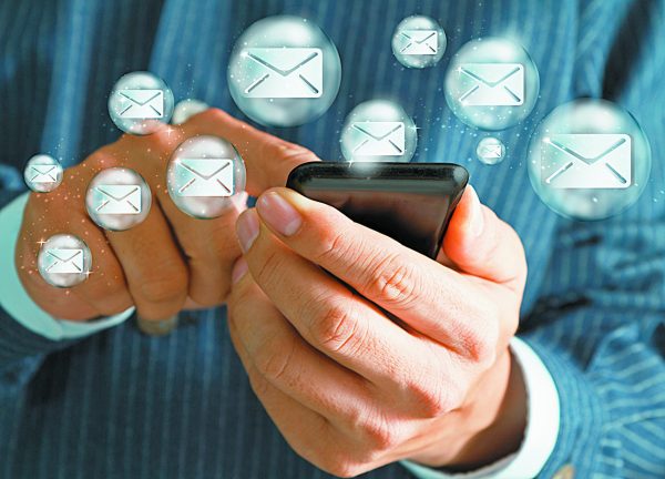 Σε πτώση η χρήση SMS