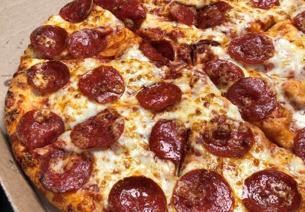 Η Domino’s Pizza θα κλείσει εκατοντάδες καταστήματα