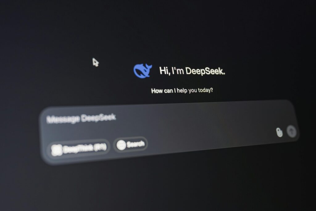 Η DeepSeek μετέφερε δεδομένα χρηστών της στην Κίνα και τις ΗΠΑ χωρίς τη συγκατάθεσή τους