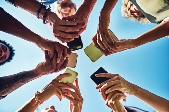 Η αγωνία της γενιάς Z διαλύει την καμπύλη ευτυχίας και προκαλεί σύγχυση στους ερευνητές