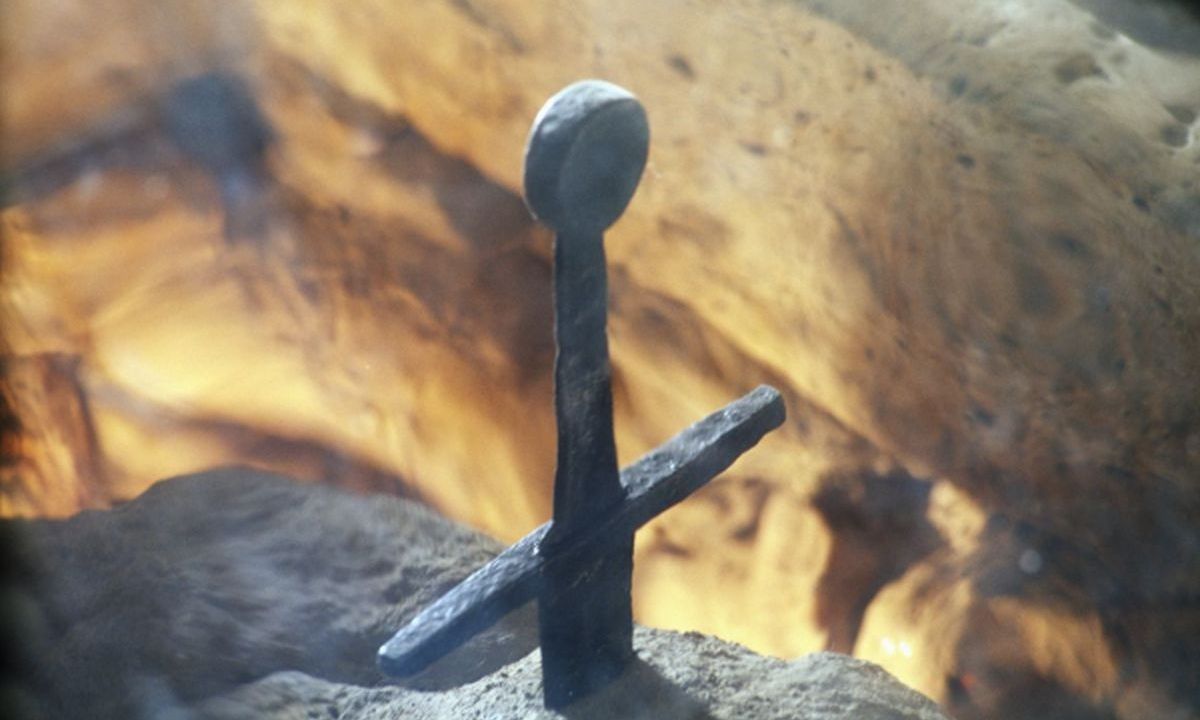 Αρχαιολόγοι ανακάλυψαν σπαθιά ηλικίας 2.300 ετών με σβάστικα