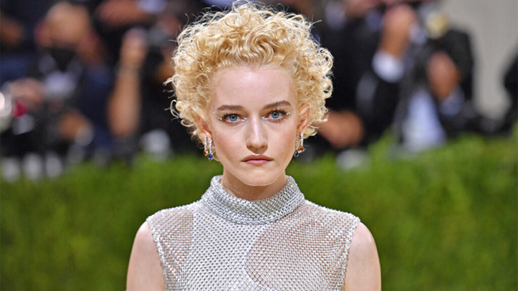 Η Τζούλια Γκάρνερ κοντά στον ρόλο της Καρολάιν Έλισον σε σειρά για την πτώση της FTX στο Netflix