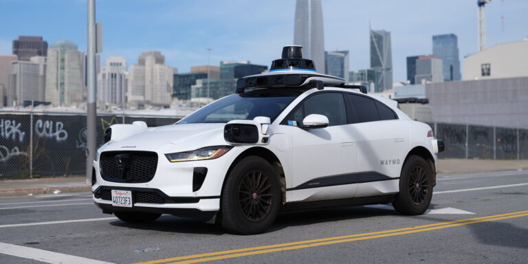 Η Waymo έχει ήδη 1.500 ρομποταξί και προσθέτει άλλα 2.000