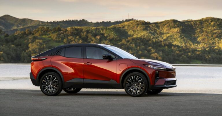 Η Toyota κόβει τιμές στα ηλεκτρικά της — και δεν είναι μόνη