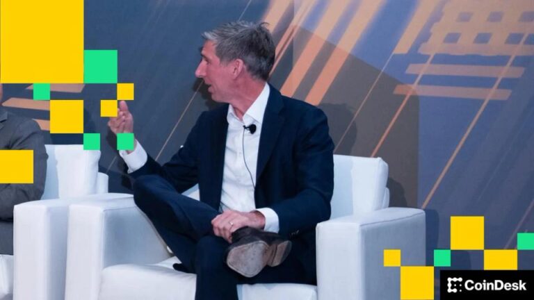 Το bitcoin πέφτει 50% — και οι θεσμικοί επενδυτές δεν κουνιούνται