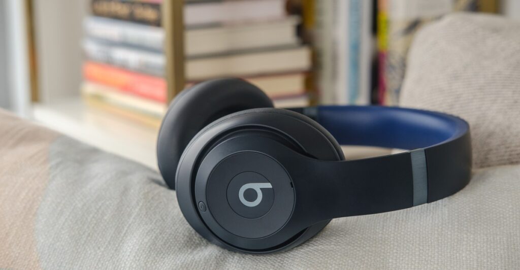 Beats Studio Pro: τα καλύτερα mid-range ακουστικά για όσους δεν θέλουν να διαλέξουν στρατόπεδο